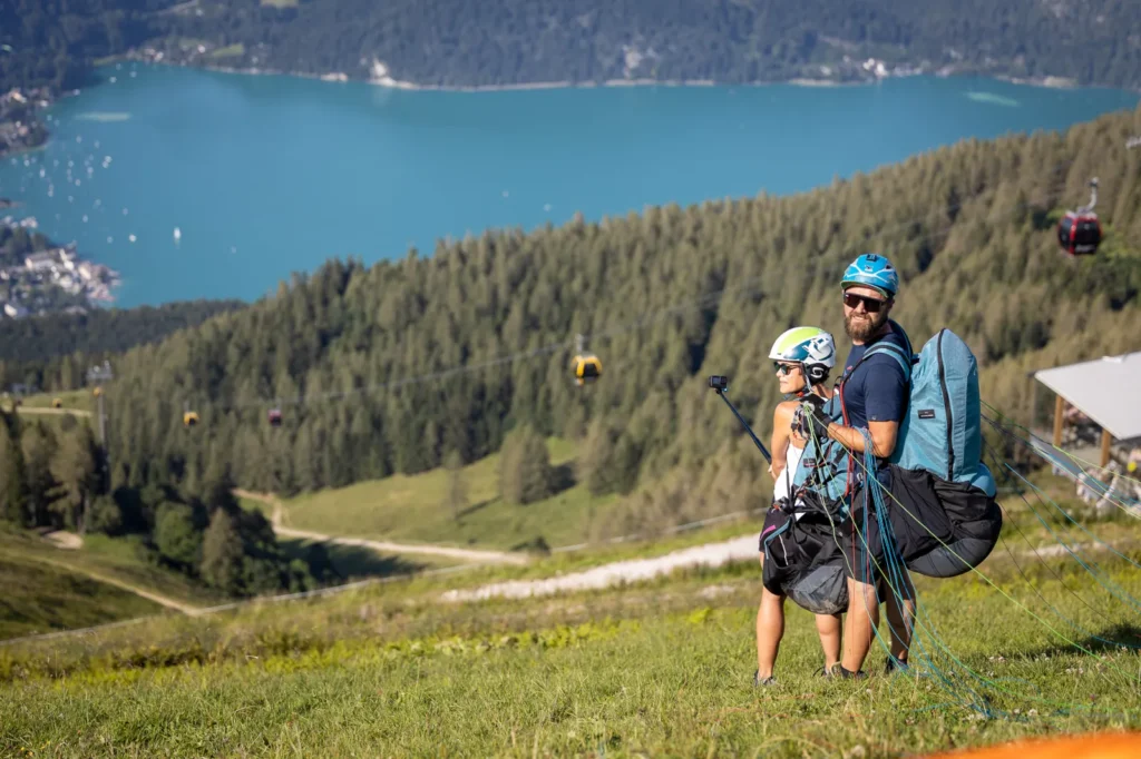 Pilot und Passagier startbereit am Startplatz – Sicherheitscheck vor dem Tandemflug am Zwölferhorn/Wolfgangsee