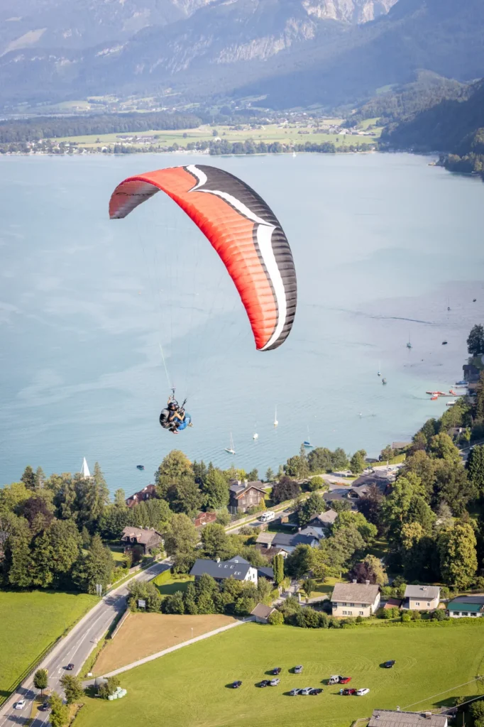Tandemflug am Seeufer in St. Gilgen am Wolfgangsee – Paragleiten im Salzkammergut