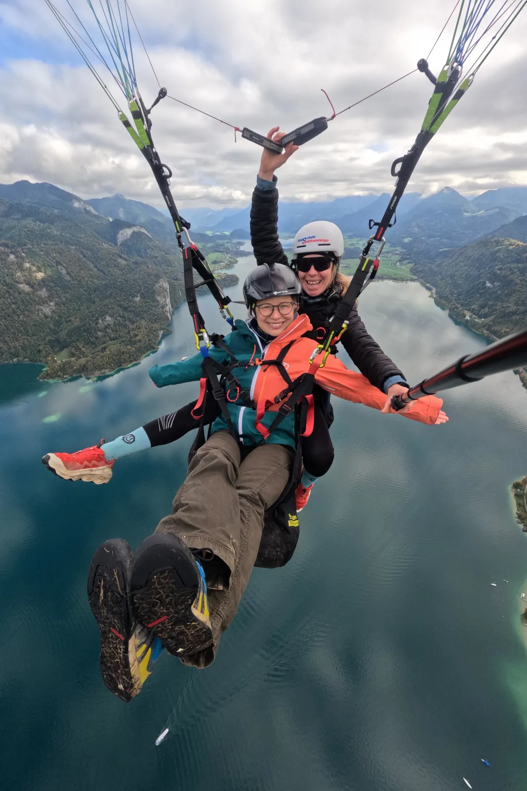 Selfie über dem Wolfgangsee – Pilotin & Passagierin