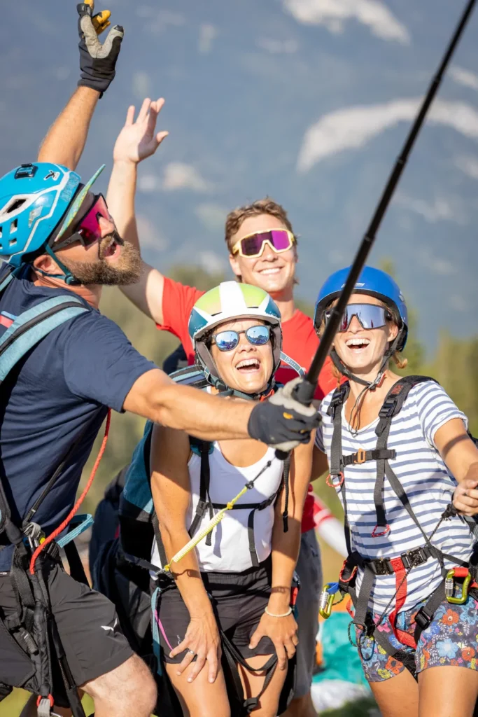 Gruppenfoto am Startplatz – Startselfie vor dem Tandemflug am Zwölferhorn über dem Wolfgangsee