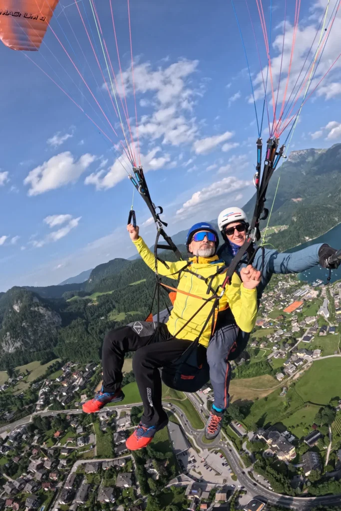 Tandemflug über St. Gilgen am Wolfgangsee – Selfie mit Pilot und Passagier beim Paragleiten