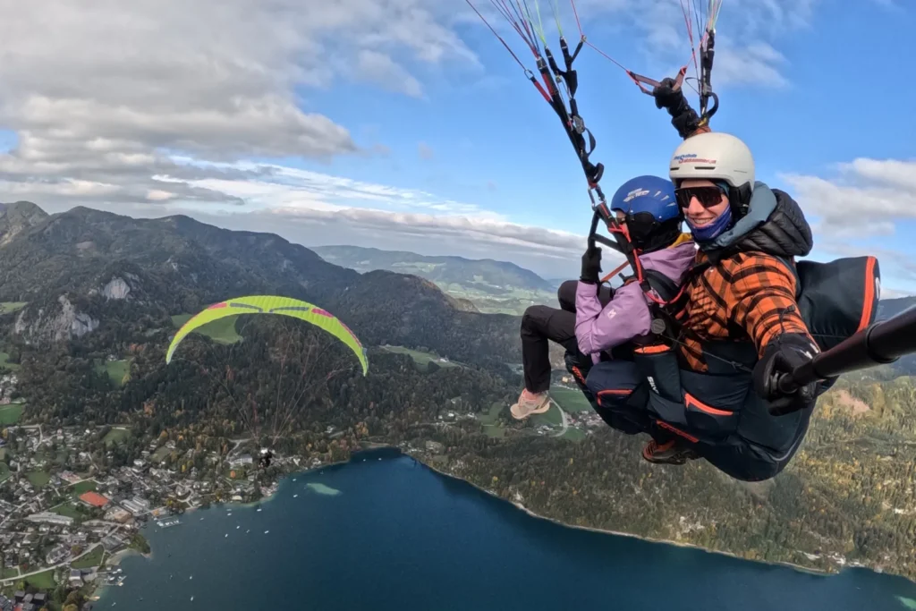Tandemflug über dem Wolfgangsee – weiterer Tandemschirm im Bild beim Paragleiten im Salzkammergut