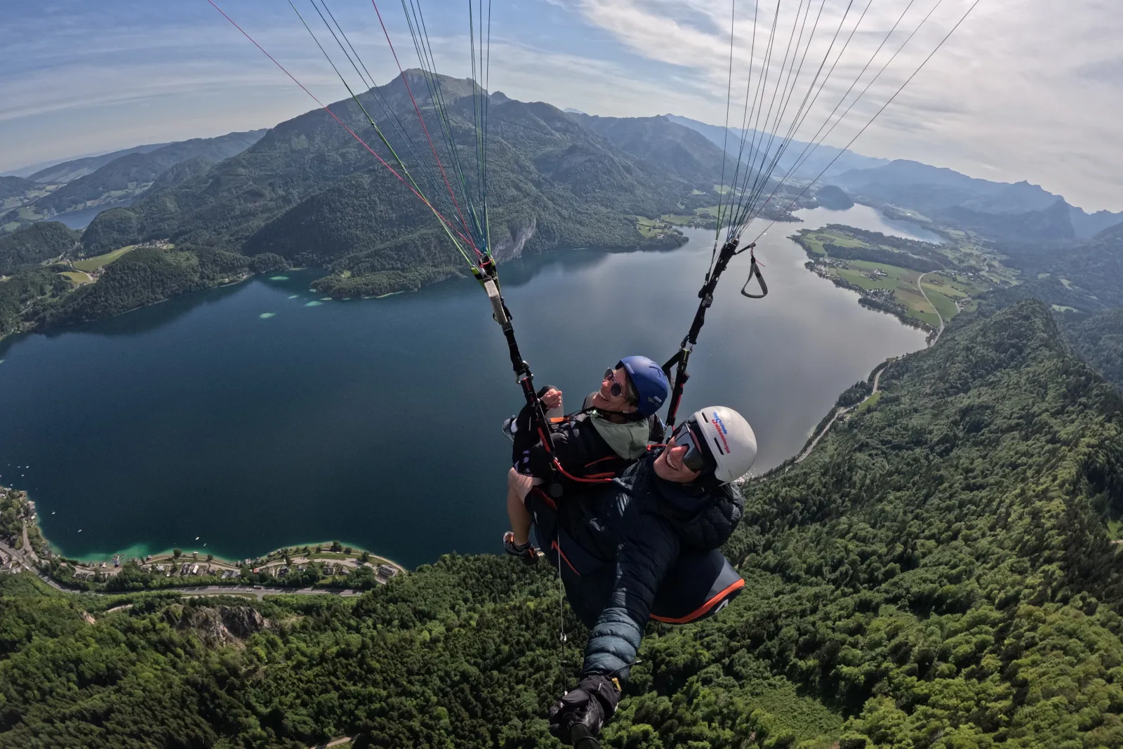 Tandemflug Wolfgangsee – Schafberg im Hintergrund beim Paragleiten im Salzkammergut