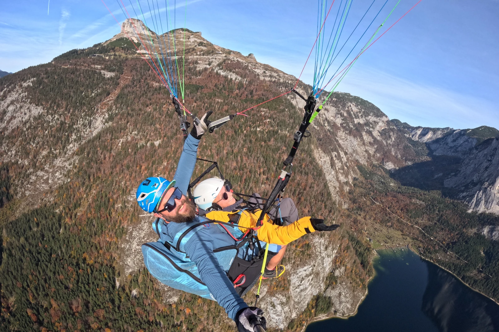 Tandemflug mit Gleitschirm über dem Loser und dem Altausseer See
