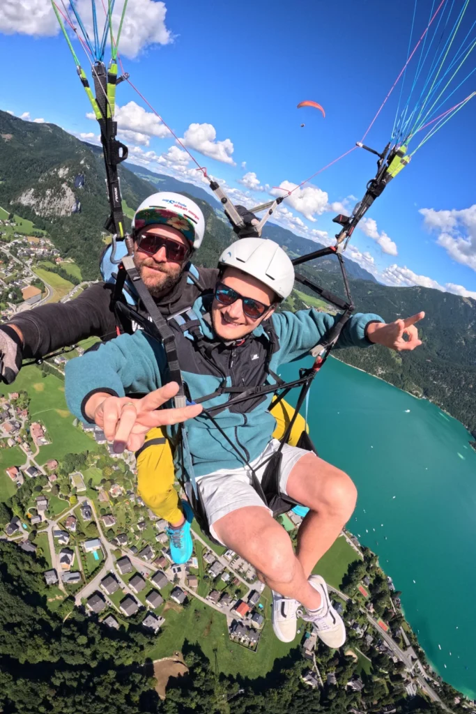 Tandem paragliding over St. Gilgen with a view of Lake Wolfgangsee