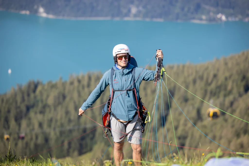 Tandempilot bei der Startvorbereitung mit Paragleit-Leinen vor dem Wolfgangsee