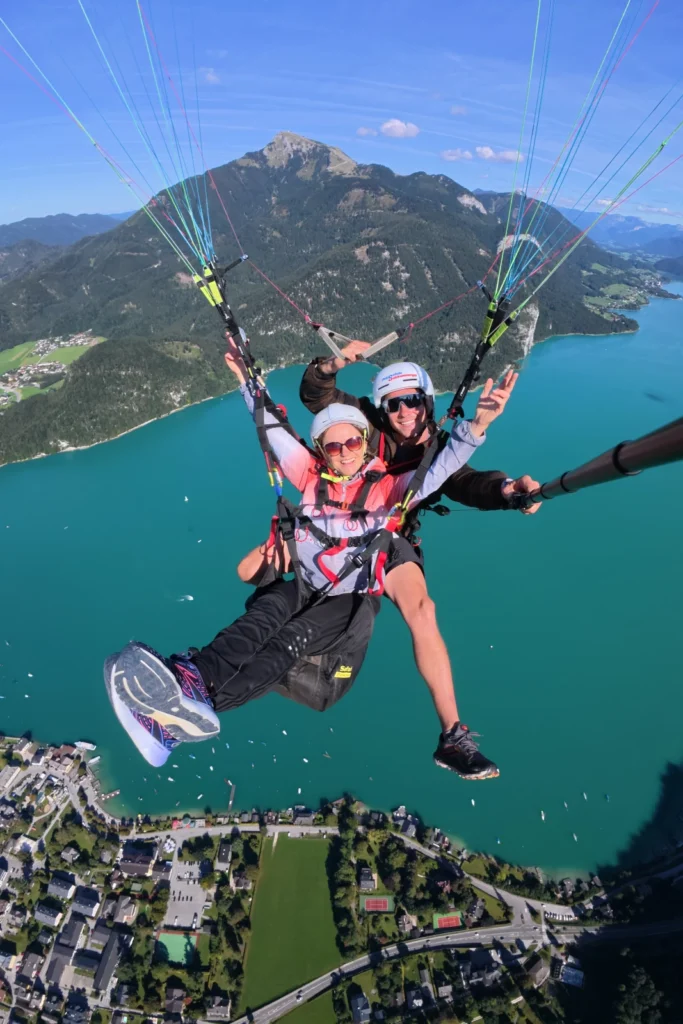 Unvergesslicher Tandemflug mit strahlenden Gesichtern und weitem Blick über den Wolfgangsee.