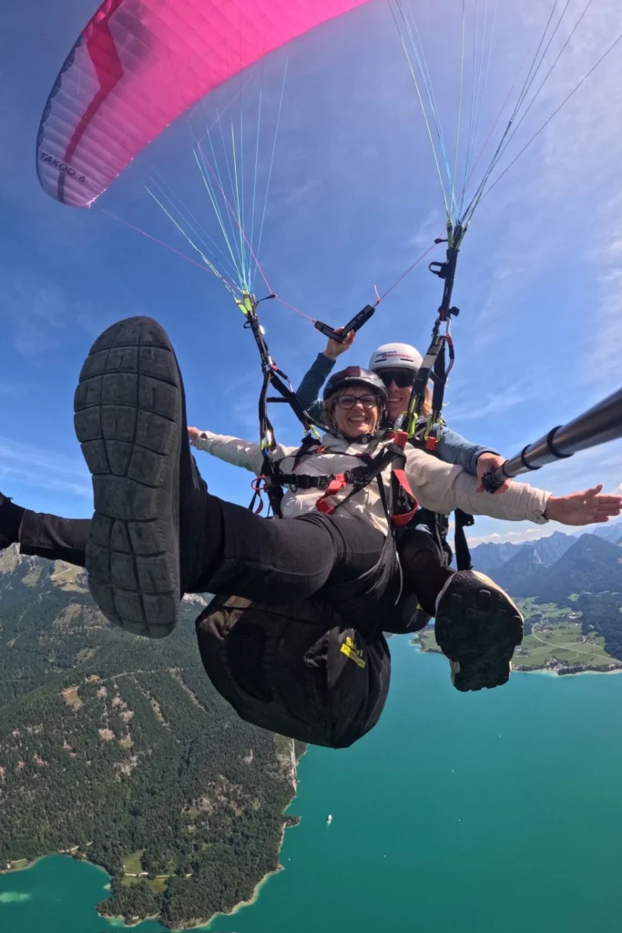 Glücklicher Tandemflug über dem Wolfgangsee